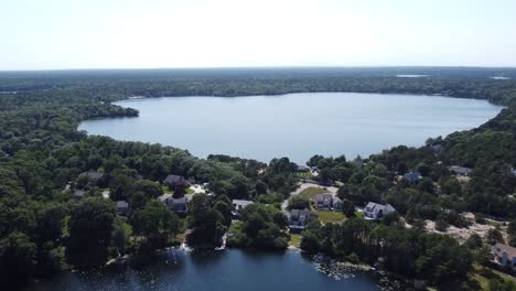 volando sobre un estanque en massachusetts