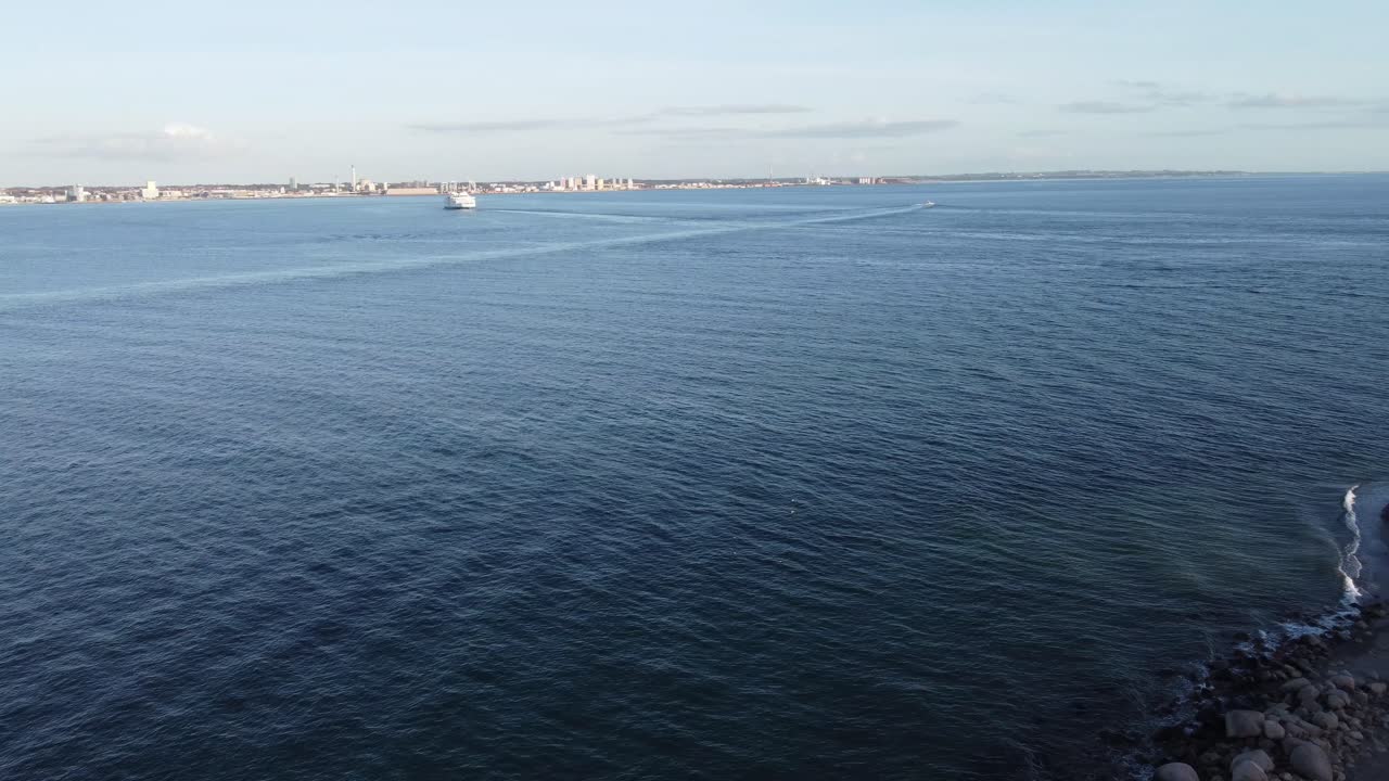 평화로운 발트해와 함께 오레스운드 해협의 공중 전망 헬싱고르에서 사람들이 없는 바위 해변을  ⁇ 고  ⁇ 은 날에 보이는 배