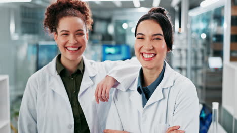dos mujeres científicas sonriendo en un laboratorio