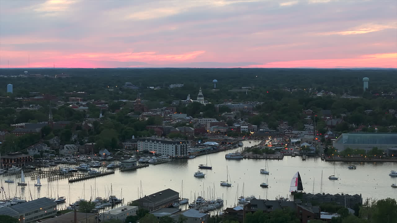 L'hotel sul lungomare e la zona circostante del porto di Annapolis lungo la baia di Chesapeake ad Annapolis, nel Maryland, USA. Scatto aereo