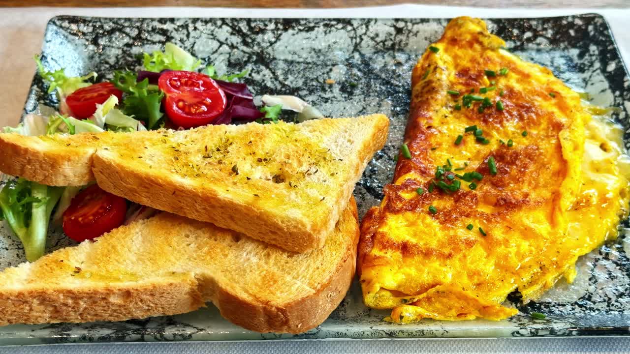 Deliziosa colazione con omelette e insalata fresca, scattata a Bergamo, Italia