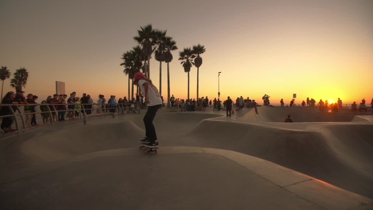 석양에 스케이트를 타는 어린 소녀