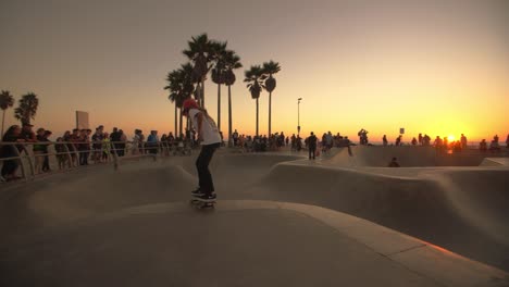 niña patinando al atardecer