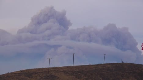 una enorme nube de humo y ceniza se eleva desde el incendio de thomas en ojai california 1