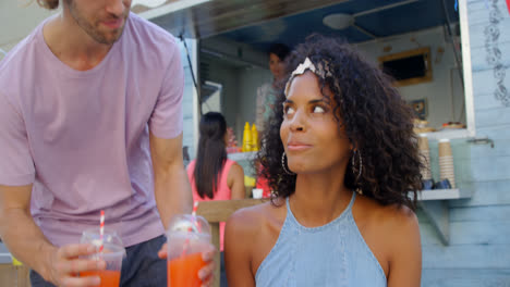 Pareja-Feliz-Comiendo-Bocadillos-Y-Jugo