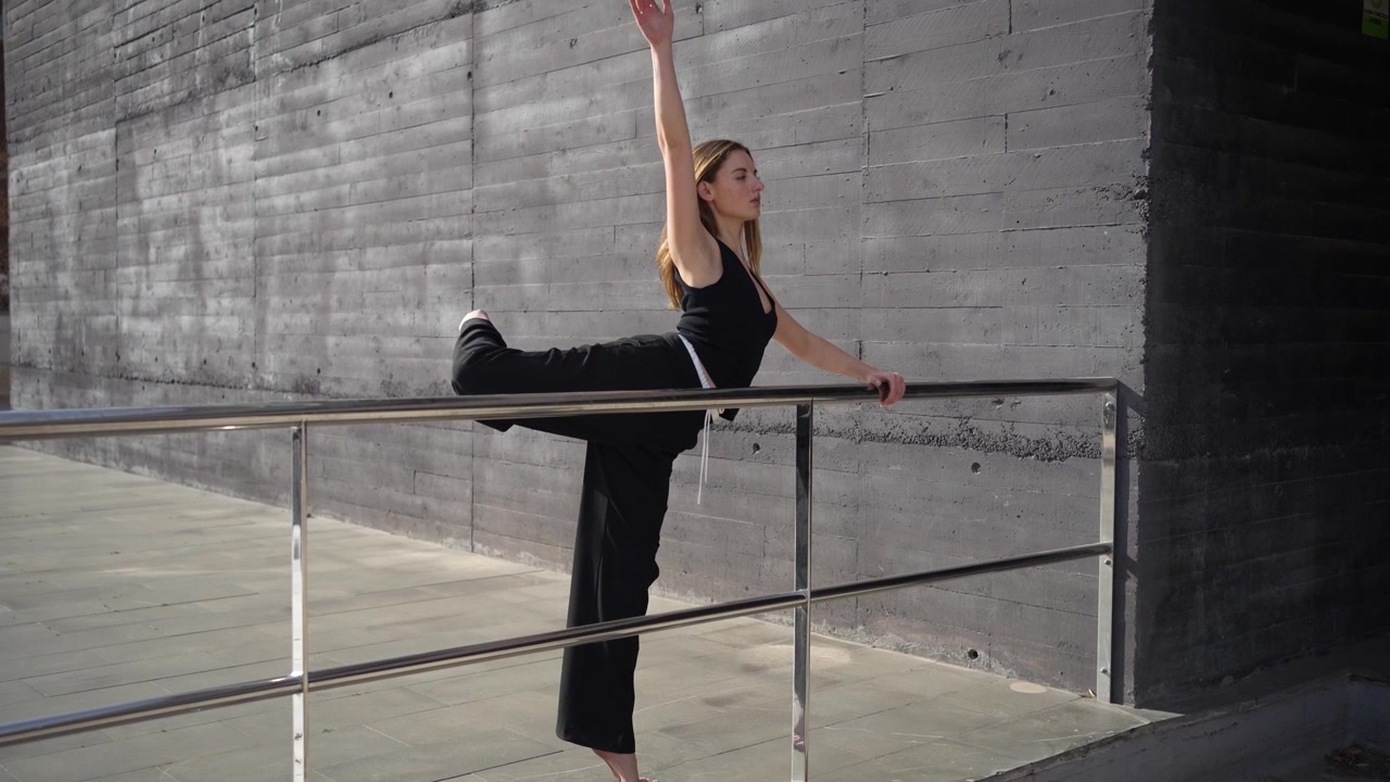 La pratica di danza contemporanea alla sbarra offre un'esperienza unica e arricchente.