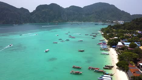 4k-Vista-Aérea-Del-Carro-Hacia-Atrás-De-La-Bahía-De-Agua-Turquesa-De-Phi-Phi-Don,-Koh-Phi-Phi--tailandia