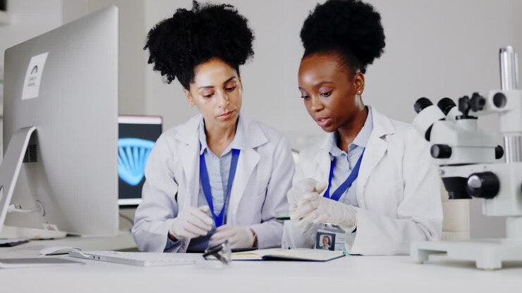 Scienziate, lavoro di squadra e donne con computer