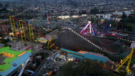 Vergnügungspark-Six-Flags-Achterbahnen-Drohnenaufnahme-Themenpark