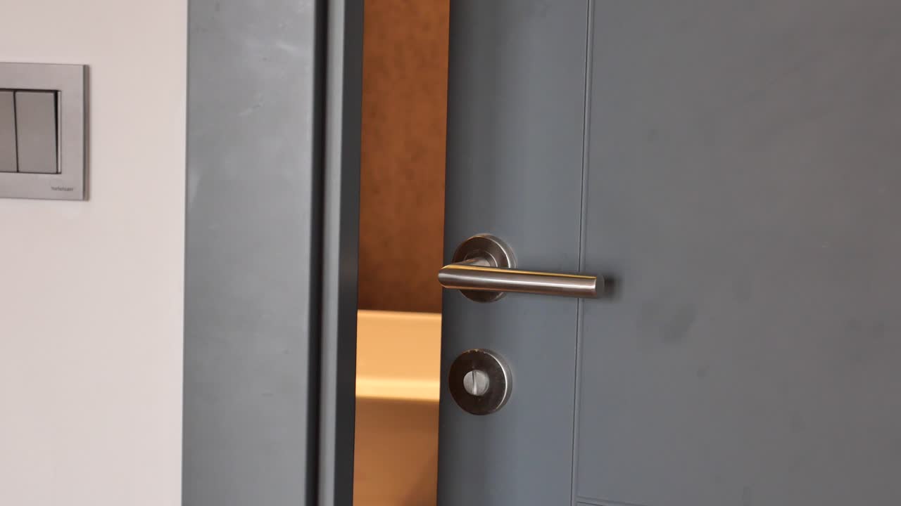 puerta abierta a un baño