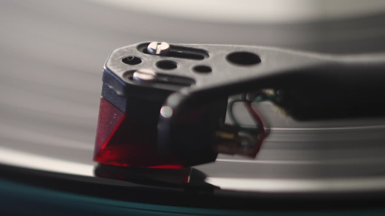 턴테이블 에 회전 하는 긴 비닐 레코드 를 재생