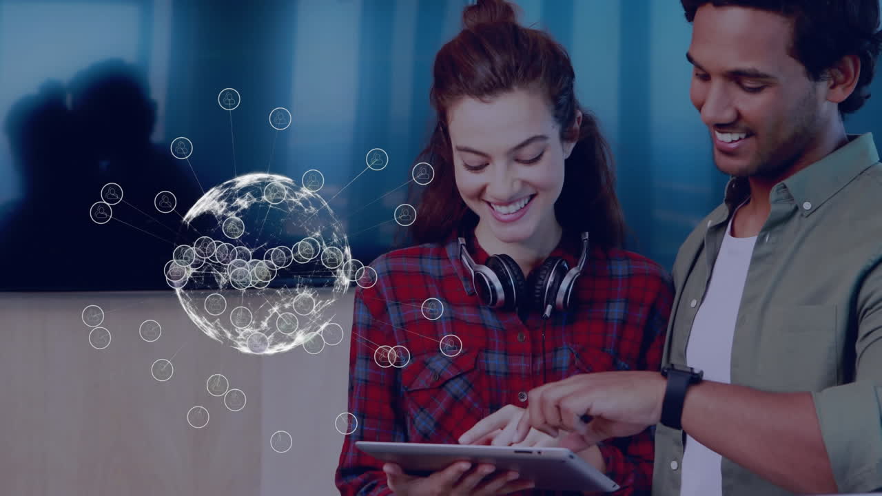 mundo de la red de conexiones contra el hombre y la mujer usando tableta digital