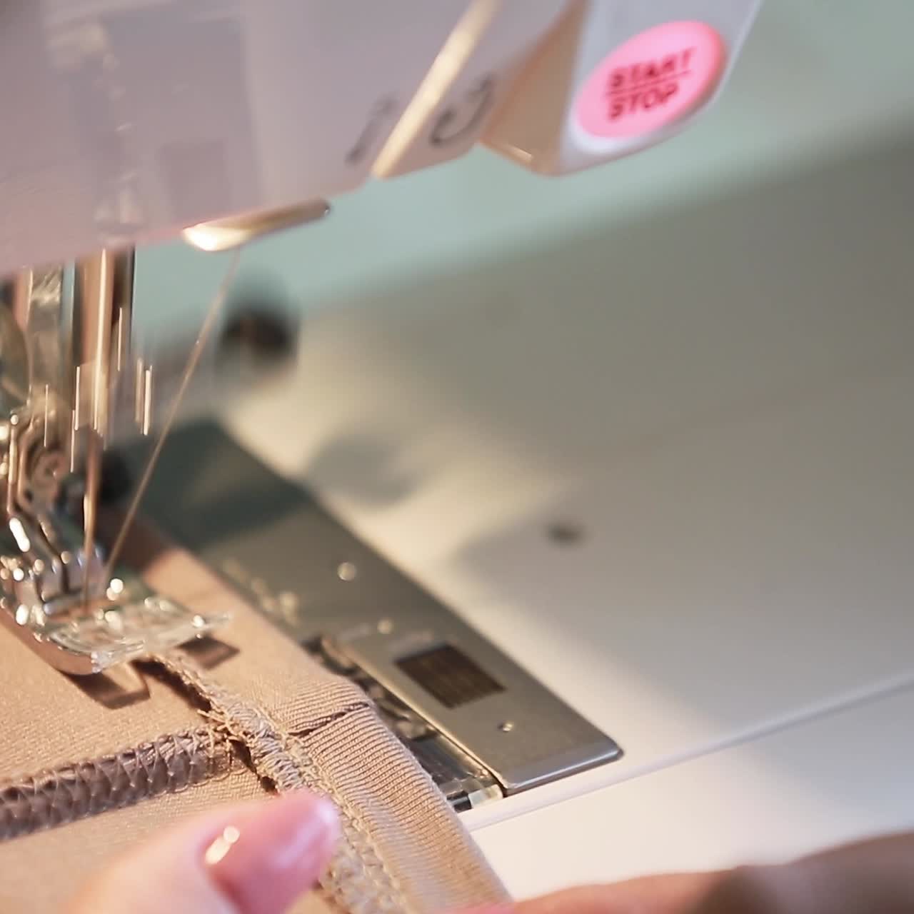 mujer trabajando en una máquina de coser