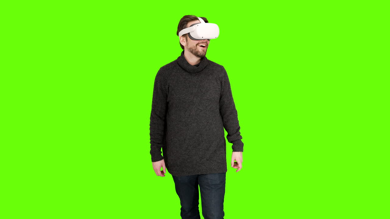 el hombre experimenta increíble contenido inmersivo vr en oculus auriculares de realidad virtual experiencia impresionada por primera vez búsqueda en el mundo real juego de gafas mirar alrededor vacaciones pantalla verde alternativa de realidad mixta