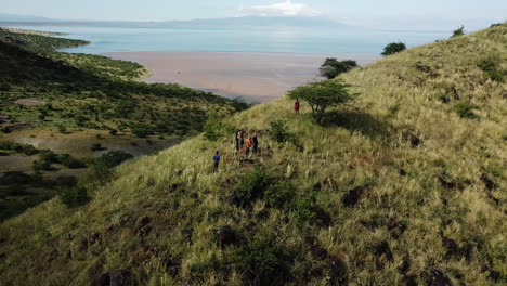 excursionistas escalando una montaña con hermosas vistas en el este de áfrica