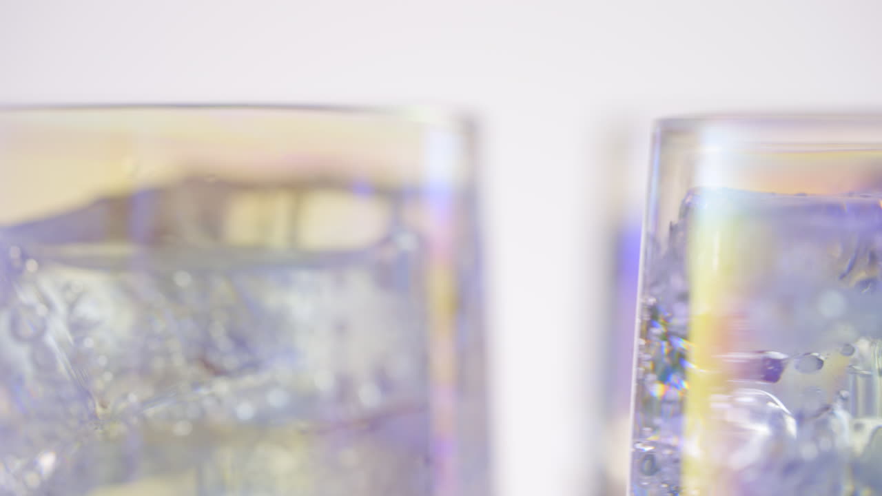 閃閃發光的玻璃杯,噴出冰冷的汽水