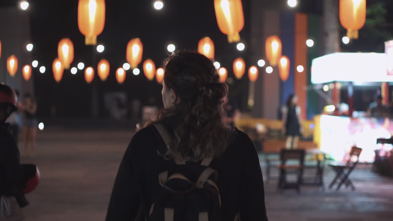 женщина на ночном рынке