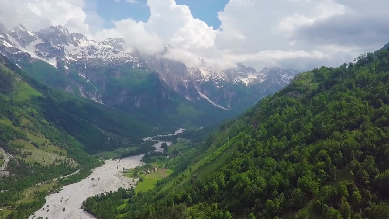 Il maestoso Parco Nazionale di Valbona nelle Alpi Albanesi, con il fiume Valbona che serpeggia attraverso valli e montagne