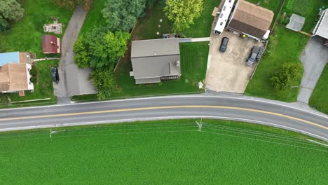 Houses-along-rural-road-in-USA