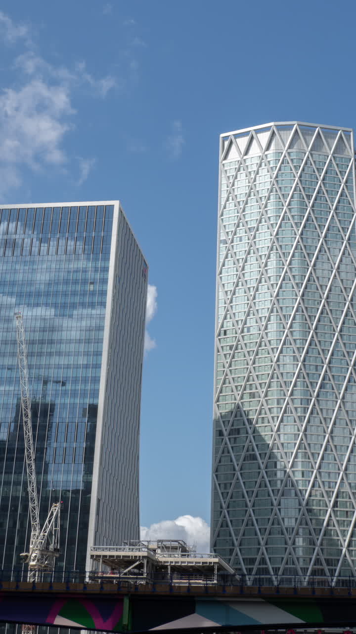canary wharf en londres, pov disparado desde el movimiento de los muelles ferrocarril ligero en vertical