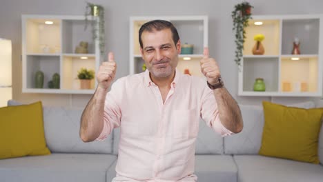 el hombre dice "wow" a la cámara.
