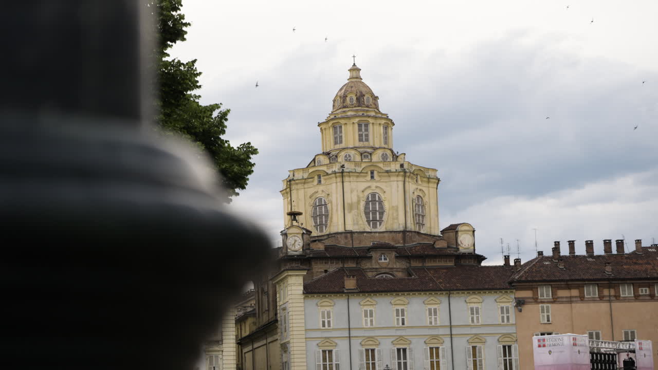 이탈리아 토리노 바실리카 디 수페르가에서 멀리서 찍은 와이드 슬로우 모션 돌리