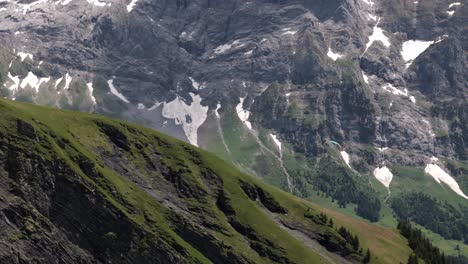 Parapentes-Con-Acantilados-De-Wetterhorn-En-El-Valle-De-Grindelwald