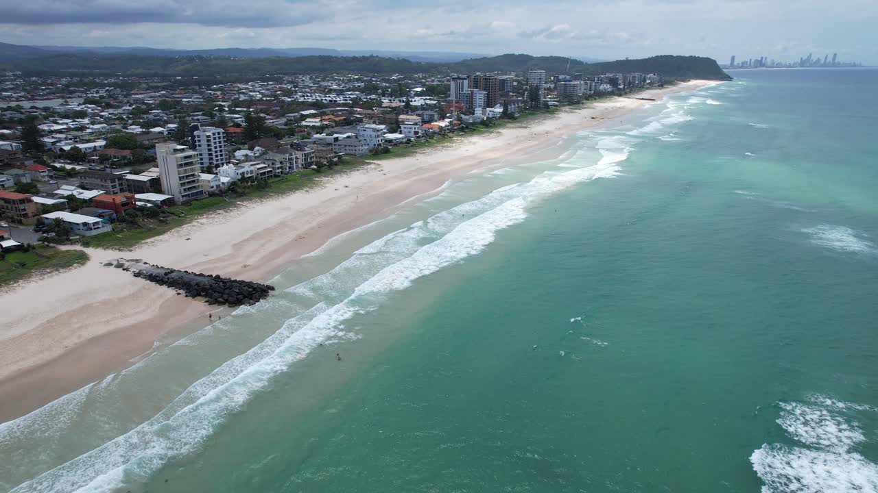 suave panorámica de la playa de las palmeras - costa dorada - queensland qld - australia - toma de avión no tripulado