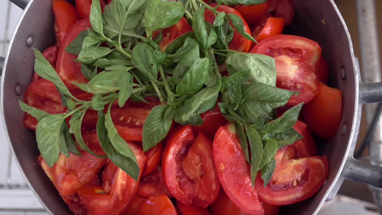 토마토, 양파, 바실리카 로 가득 찬 알루미 ⁇   ⁇ 비 를 집 에서 만든 토마토 소스 로 준비 하는 장면
