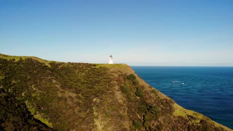 drone vuela hacia el faro de cape reinga