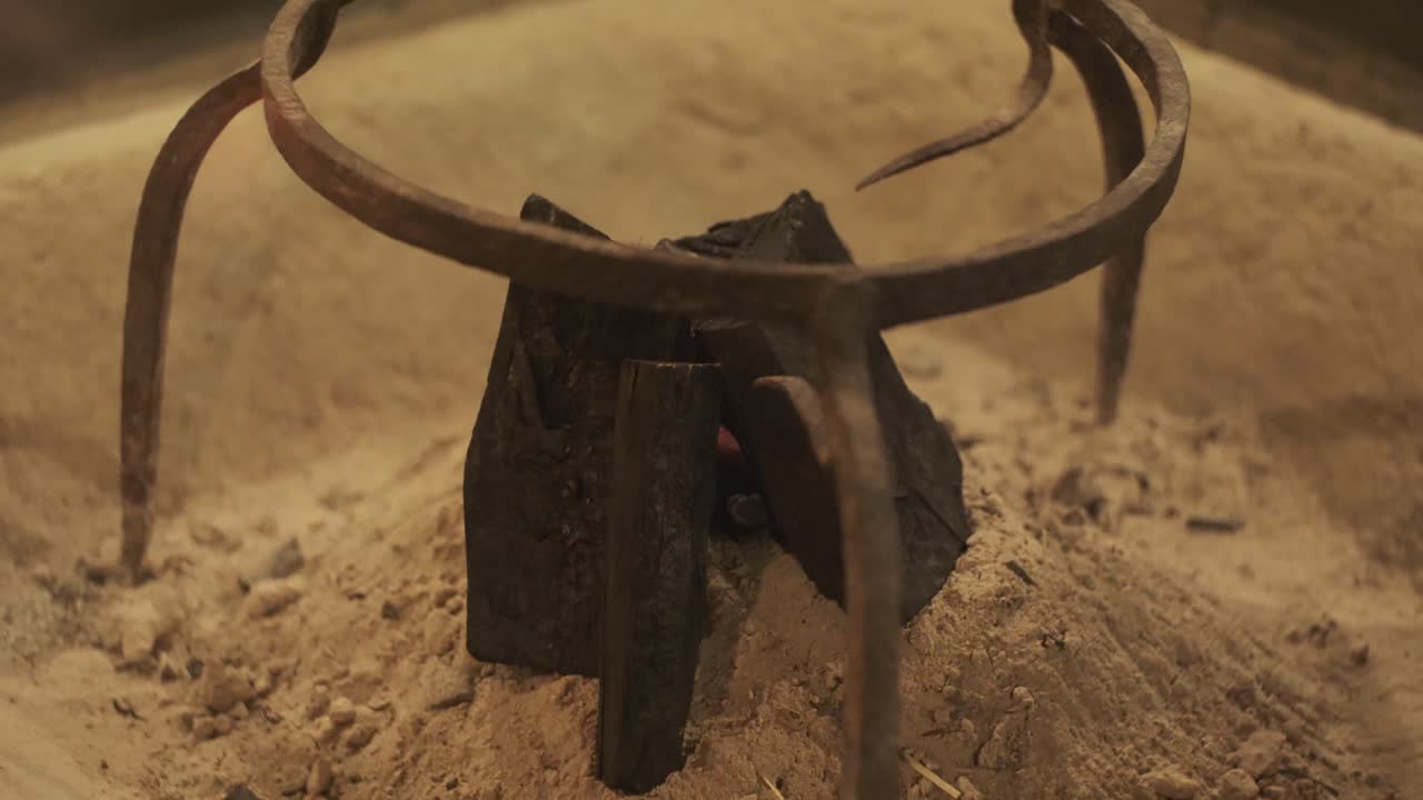 una chimenea encendida en una casa tradicional japonesa en shikoku, japón