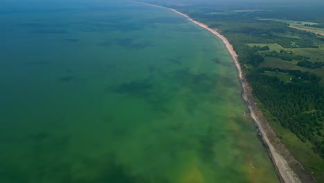 Ostsee-Mit-Wolkenschatten-Und-Sandstrand,-Drohnenansicht-Aus-Der-Luft