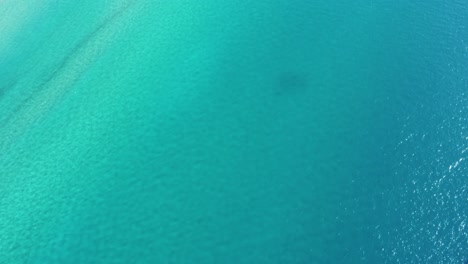hermoso ángulo de drones sobre la famosa ciudad de tarifa, clima perfecto y colores de agua