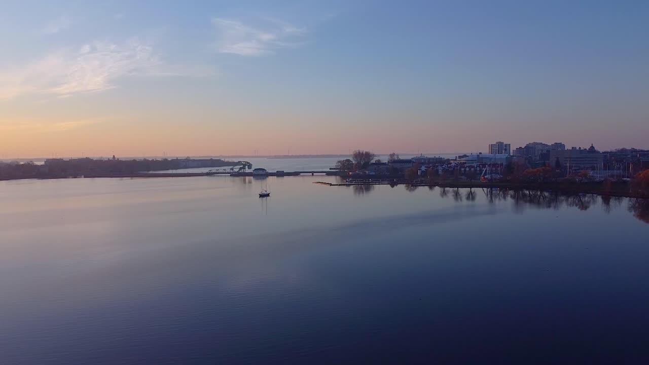 호수 위에 공중 평화로운 일출