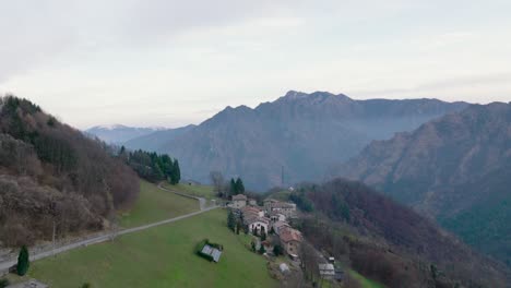 Hermosa-Vista-Aérea-Del-Valle-De-Seriana-Y-Sus-Montañas-Al-Amanecer,-Alpes-Orobie,-Bérgamo,-Italia