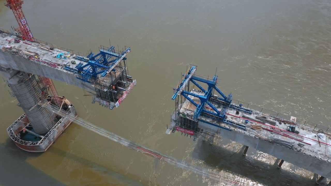 강 을 가로지르는 다리 건설