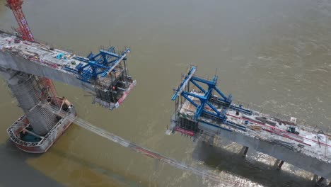 construcción de un puente sobre un río