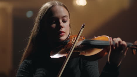 Hübsche-Junge-Geigenspielerin-Spielt-Musik-Im-Porträt-Der-Philharmonie