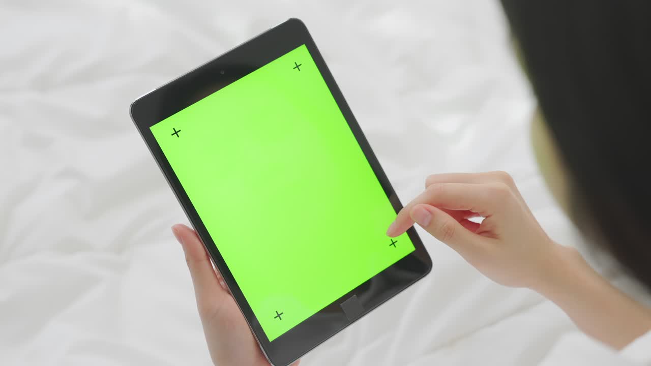 close up de mujer sosteniendo en las manos una tableta digital con pantalla verde para internet en línea, pantalla clave de croma para publicidad.