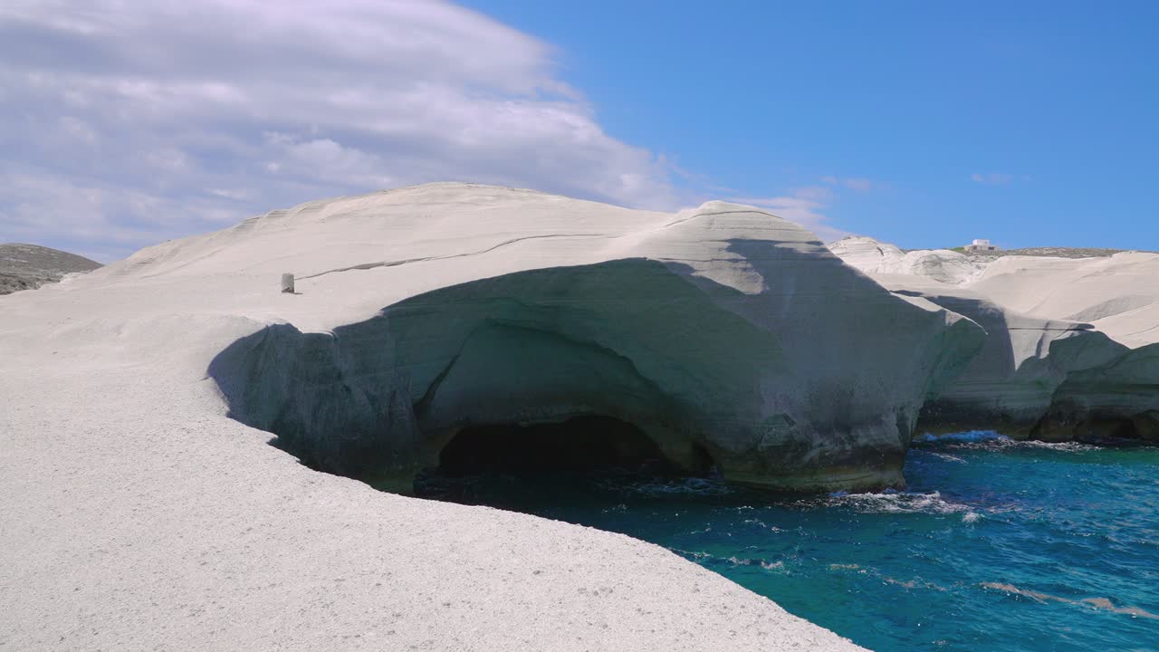 카메라가 슬로모션으로 사라키니코 해변의 색 도자기 절벽을 고, 미로스 섬, 키클라데스 섬, 그리스