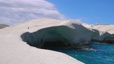 la cámara se desplaza sobre los acantilados de tiza blanca en la playa de sarakiniko en cámara lenta, isla de milos, cícladas, grecia