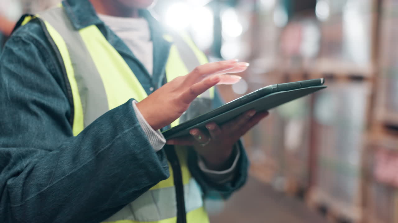 trabajador de almacén que utiliza una tableta para la gestión del inventario