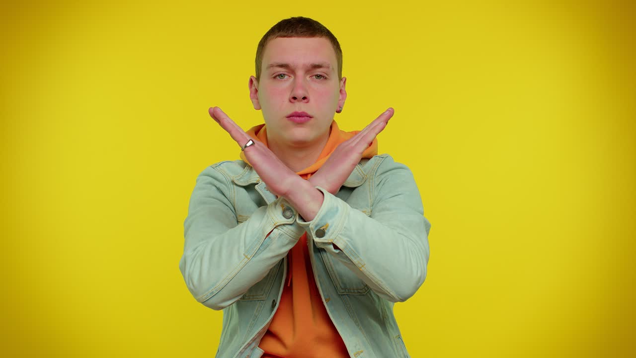 hombre dice no sostener la palma doblada manos cruzadas en gesto de parada, advertencia de finalización, acceso prohibido