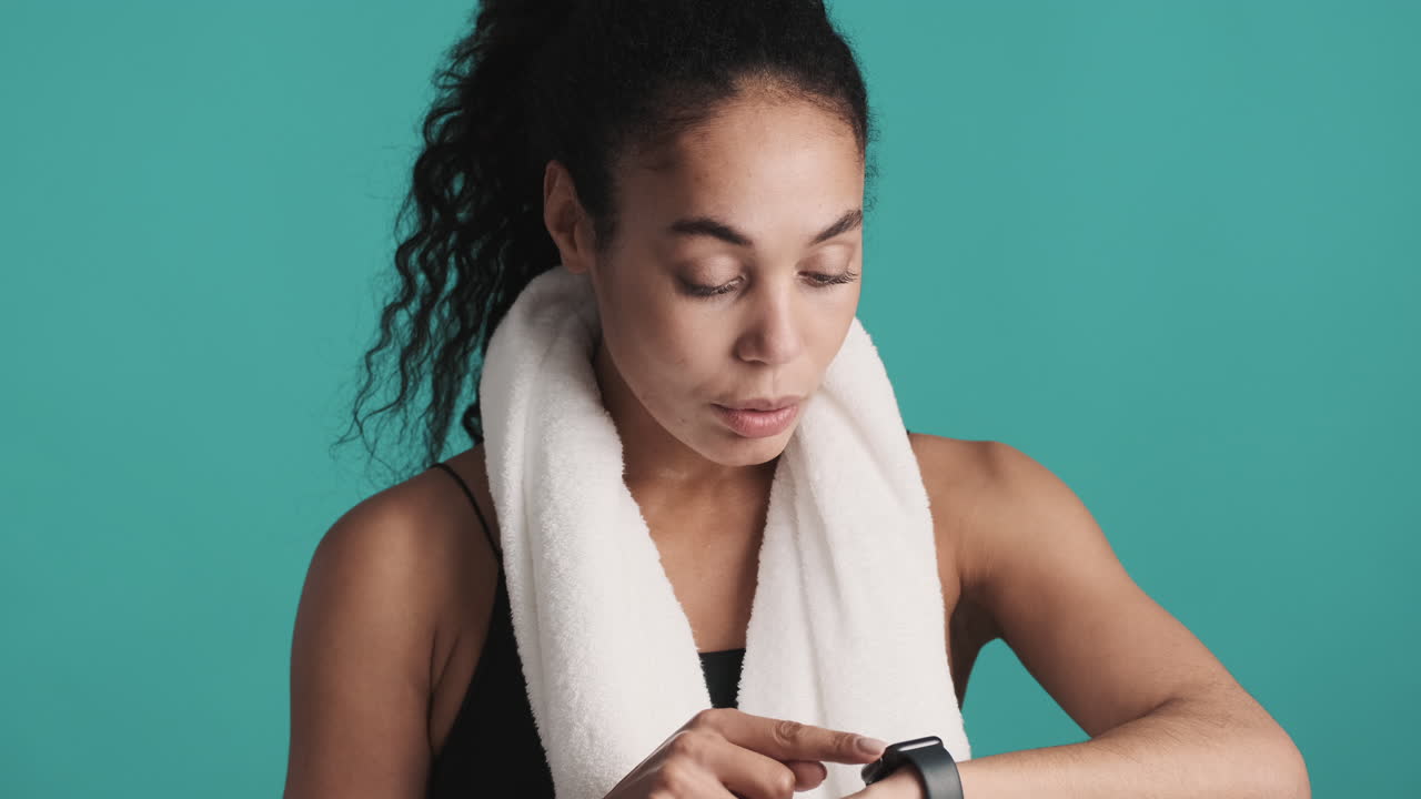 una mujer afroamericana satisfecha sobre un fondo azul.