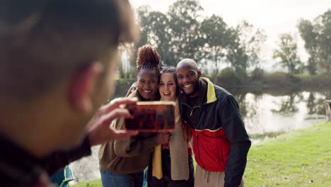 Camping,-Bild-Und-Freunde-Lächeln-In-Der-Natur