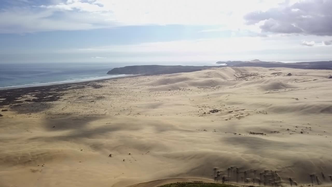 drone panorama de grandes dunas de arena cerca del cabo reinga y 90 millas de playa en nueva zelanda