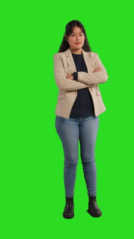 Vertikales-Video-Ganzkörper-Studioporträt-Einer-Lehrerin-Oder-Geschäftsfrau,-Die-Vor-Einem-Greenscreen-Steht-Und-Die-Hand-Auf-Der-Hüfte-Trägt-Ganzkörper-Studioporträt-Einer-Lehrerin-Oder-Geschäftsfrau,-Die-Vor-Einem-Greenscreen-Steht-Und-Die-Arme-Verschränkt