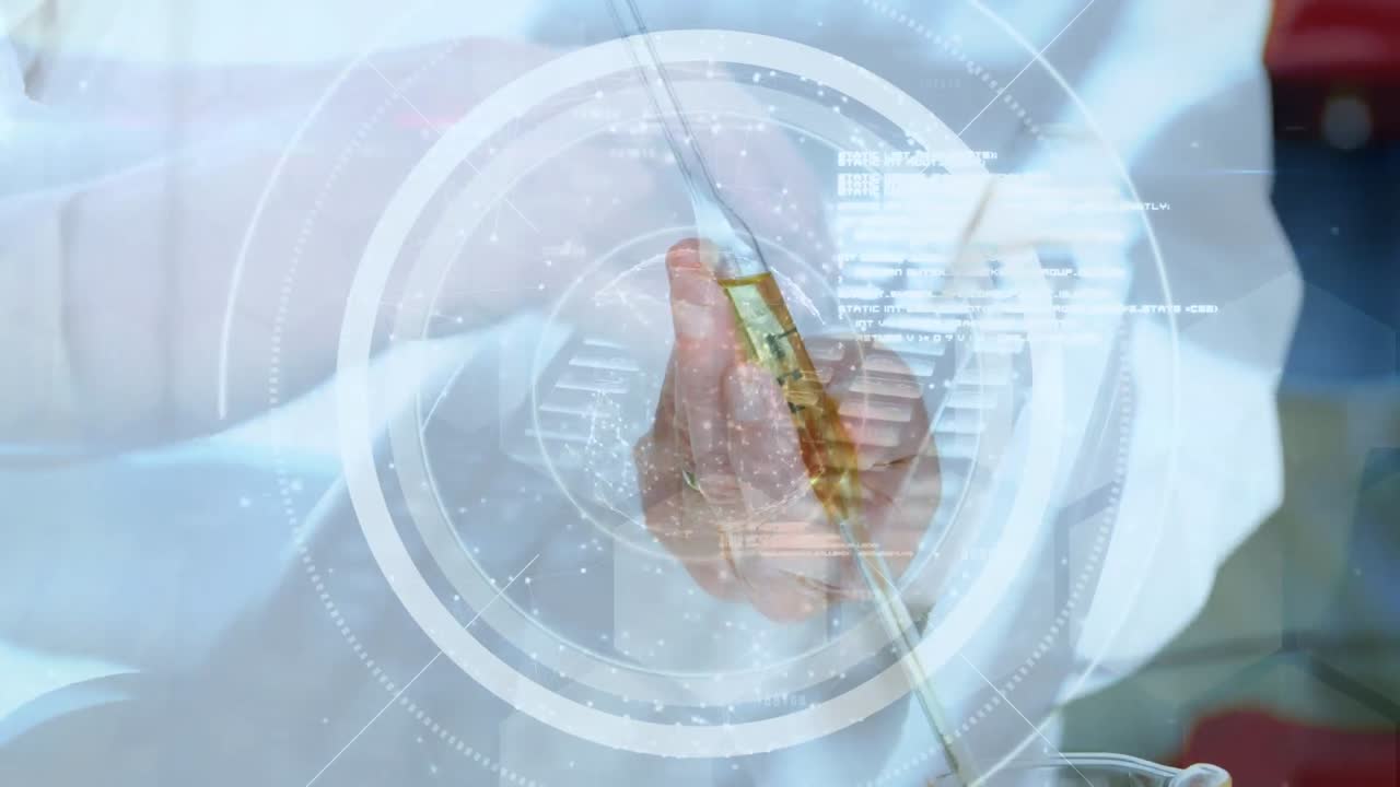 animación de manos escribiendo en el teclado y procesamiento de datos sobre científico caucásico en el laboratorio