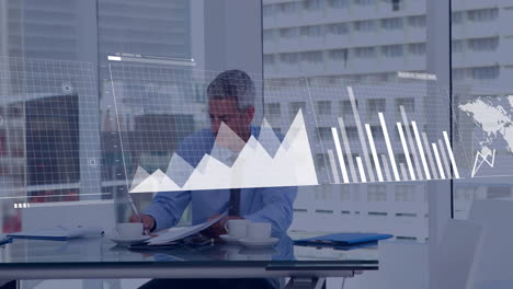 animación del procesamiento de datos financieros sobre el empresario caucásico que trabaja en la oficina.
