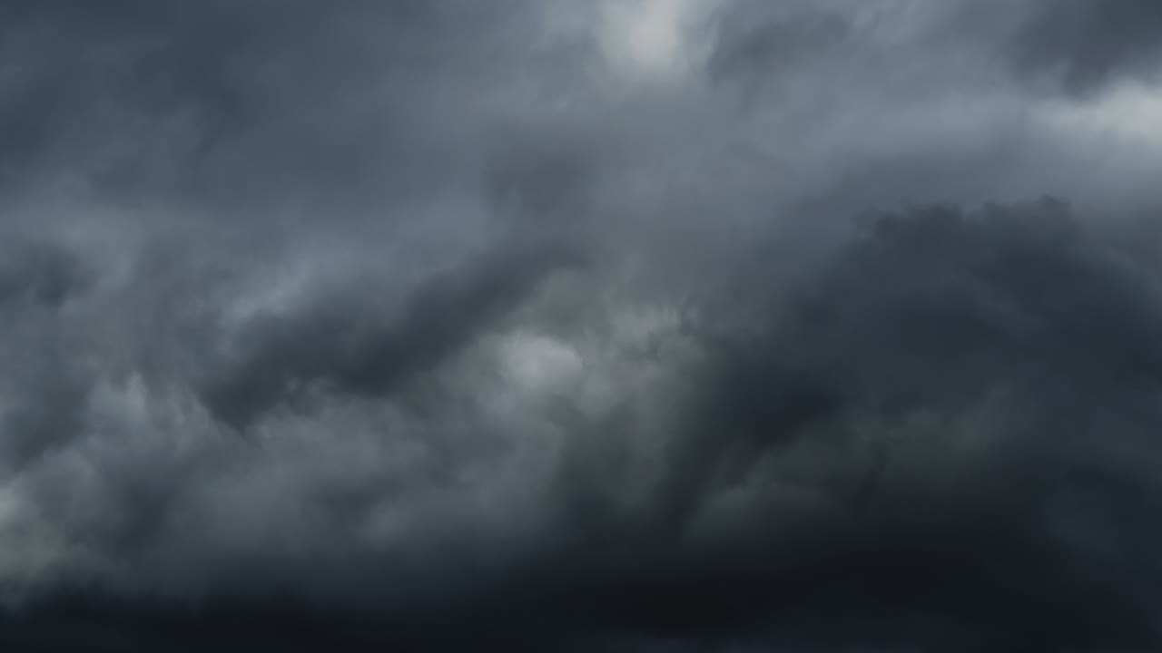 hermoso cielo oscuro dramático con nubes tormentosas el paso del tiempo antes de la lluvia o la nieve, temporada de invierno